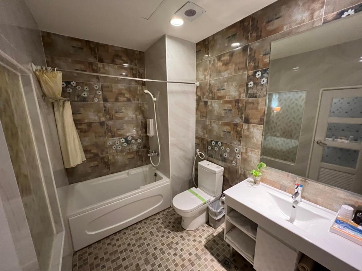 Boston Plus Hotel Chiayi City Exterior foto