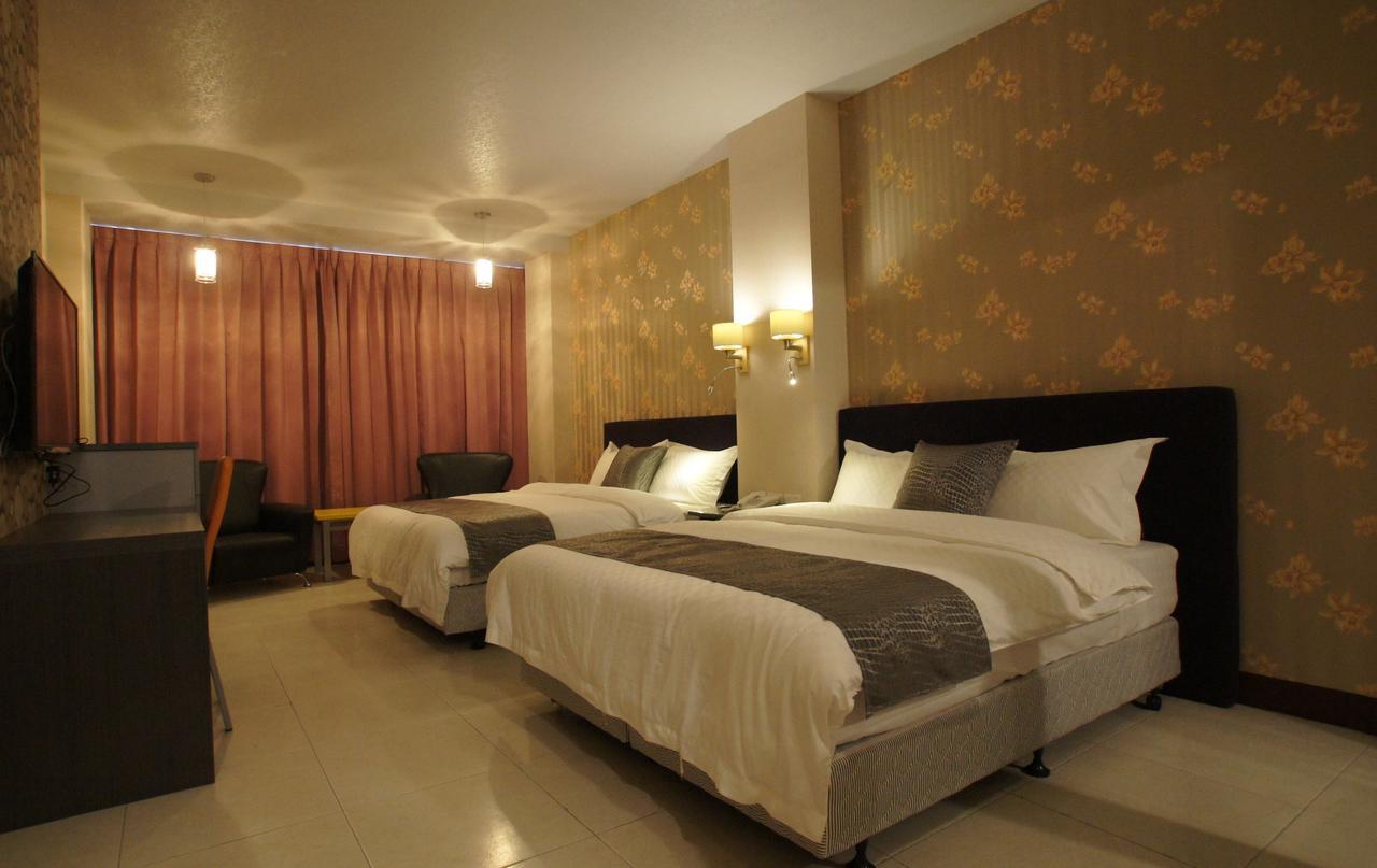 Boston Plus Hotel Chiayi City Exterior foto