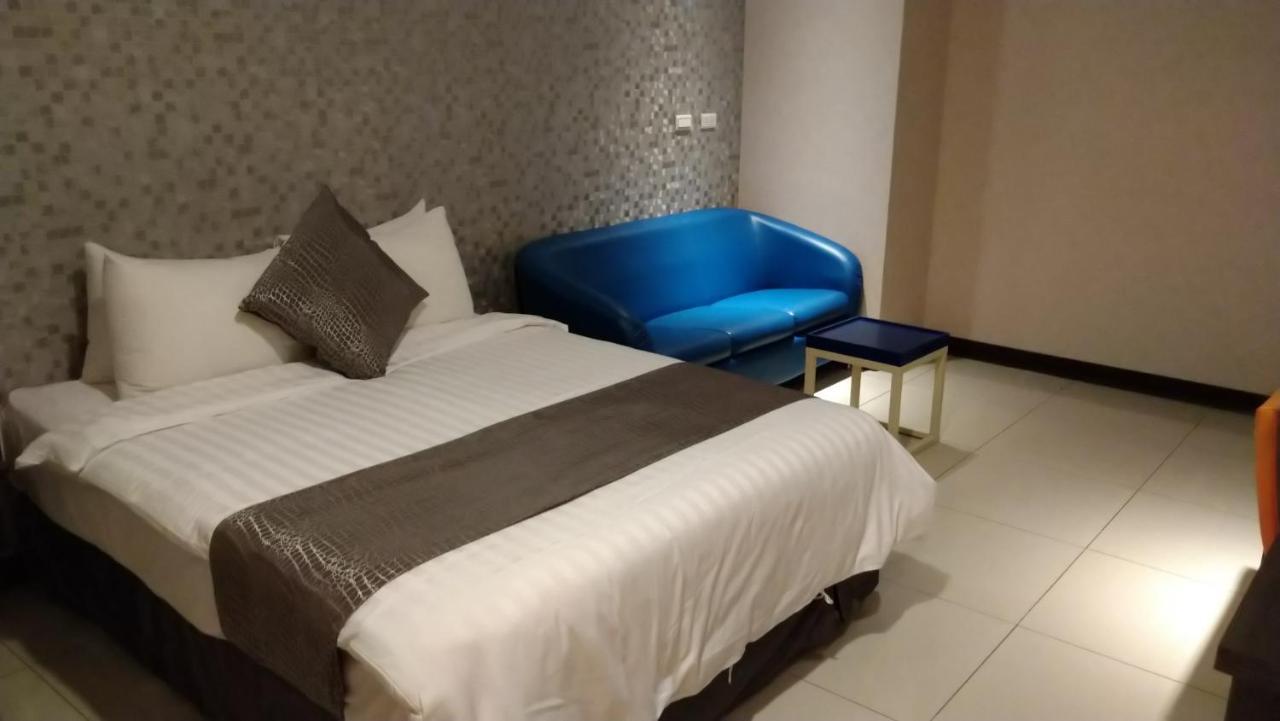Boston Plus Hotel Chiayi City Exterior foto
