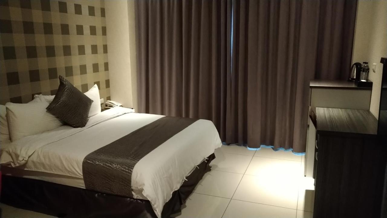 Boston Plus Hotel Chiayi City Exterior foto