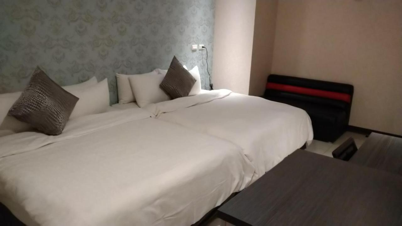 Boston Plus Hotel Chiayi City Exterior foto