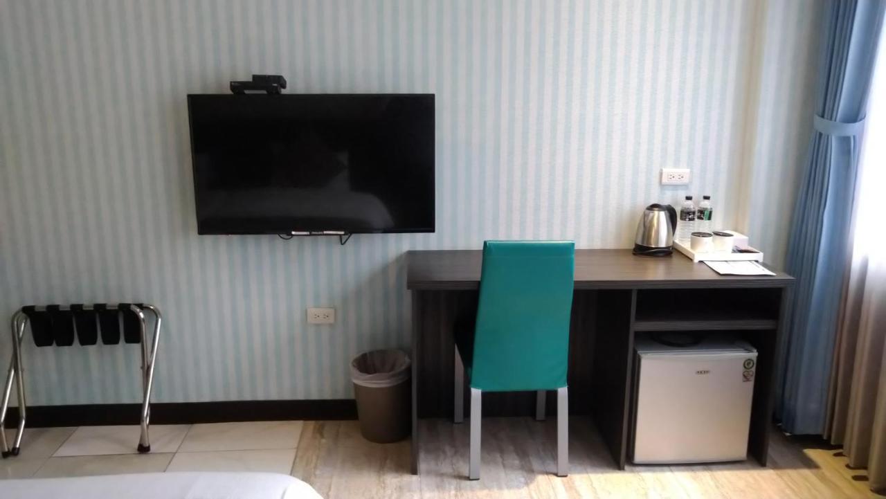 Boston Plus Hotel Chiayi City Exterior foto